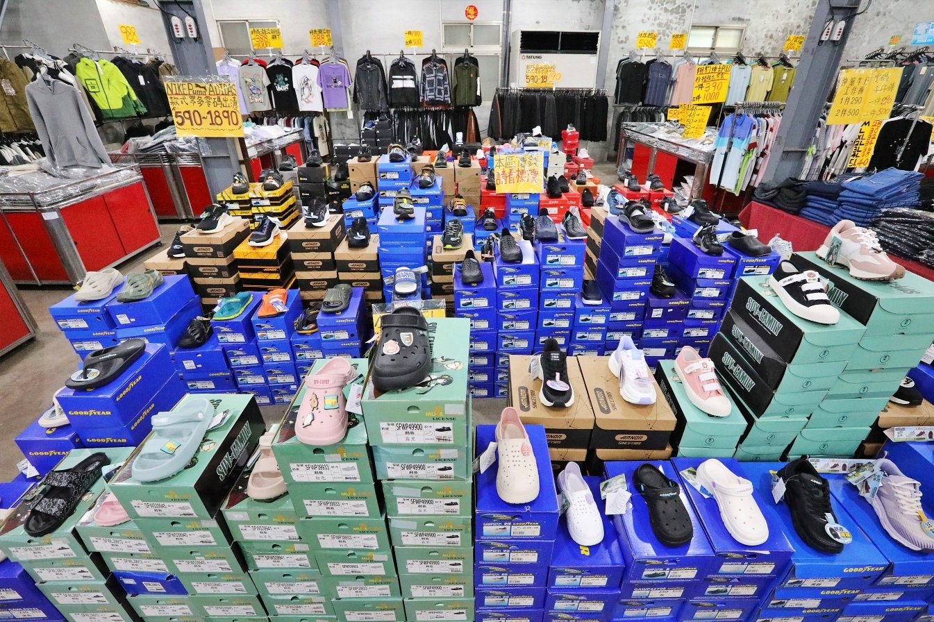 【桃園】大園 嘉益萬件牛仔褲｜ 冬季總倉開放！限時特價 最低只要100元起，長褲、長袖還有組合價 四件990元，還有五大品牌運動鞋。