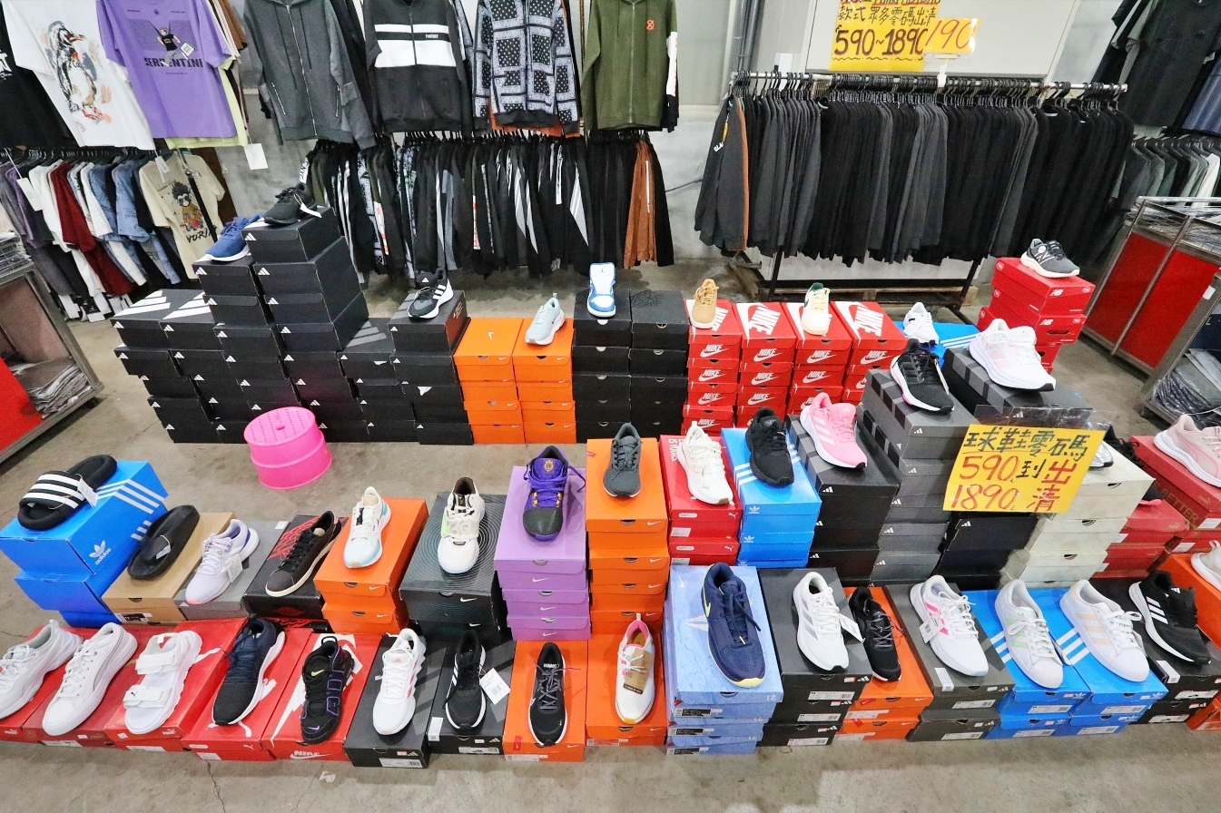 【桃園】大園 嘉益萬件牛仔褲｜ 冬季總倉開放！限時特價 最低只要100元起，長褲、長袖還有組合價 四件990元，還有五大品牌運動鞋。