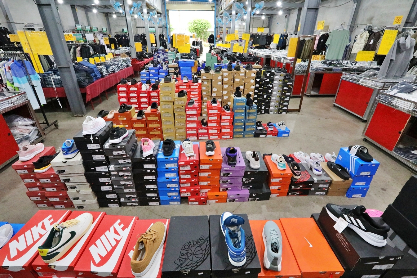 【桃園】大園 嘉益萬件牛仔褲｜ 冬季總倉開放！限時特價 最低只要100元起，長褲、長袖還有組合價 四件990元，還有五大品牌運動鞋。