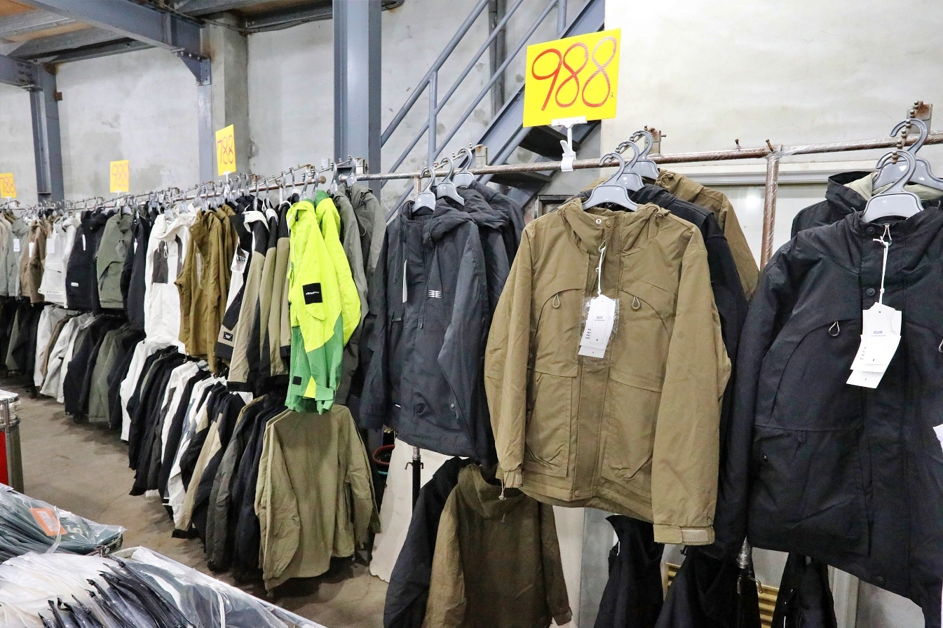 【桃園】大園 嘉益萬件牛仔褲｜ 冬季總倉開放！限時特價 最低只要100元起，長褲、長袖還有組合價 四件990元，還有五大品牌運動鞋。