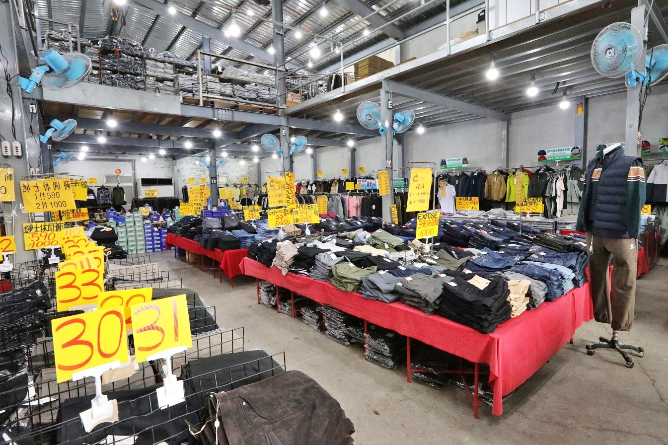 【桃園】大園 嘉益萬件牛仔褲｜ 冬季總倉開放！限時特價 最低只要100元起，長褲、長袖還有組合價 四件990元，還有五大品牌運動鞋。