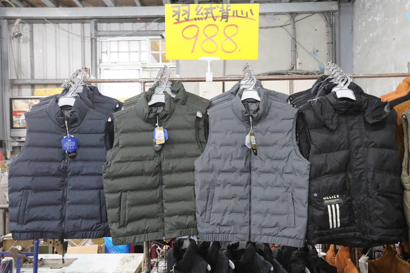 【桃園】大園 嘉益萬件牛仔褲｜ 冬季總倉開放！限時特價 最低只要100元起，長褲、長袖還有組合價 四件990元，還有五大品牌運動鞋。