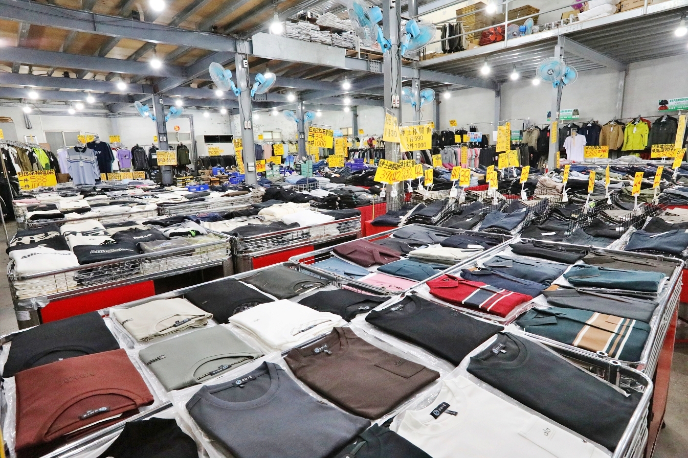 【桃園】大園 嘉益萬件牛仔褲｜ 冬季總倉開放！限時特價 最低只要100元起，長褲、長袖還有組合價 四件990元，還有五大品牌運動鞋。