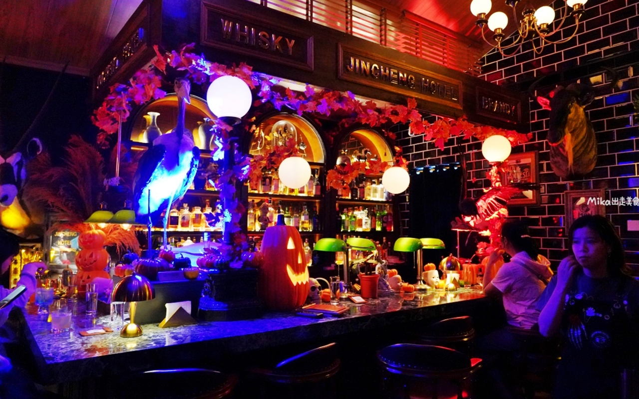 【金門】 金城飯店｜酒吧｜金門威士忌博物館｜金門夜生活推薦 閩式古厝＋英式酒吧風的高粱、威士忌調酒，各種創意搞怪 好喝也好玩。