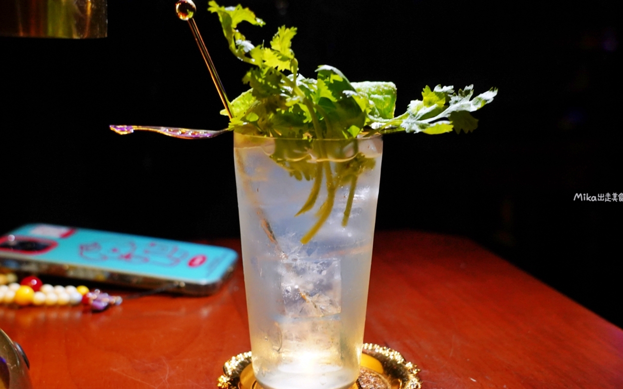 【金門】 金城飯店｜酒吧｜金門威士忌博物館｜金門夜生活推薦 閩式古厝＋英式酒吧風的高粱、威士忌調酒，各種創意搞怪 好喝也好玩。