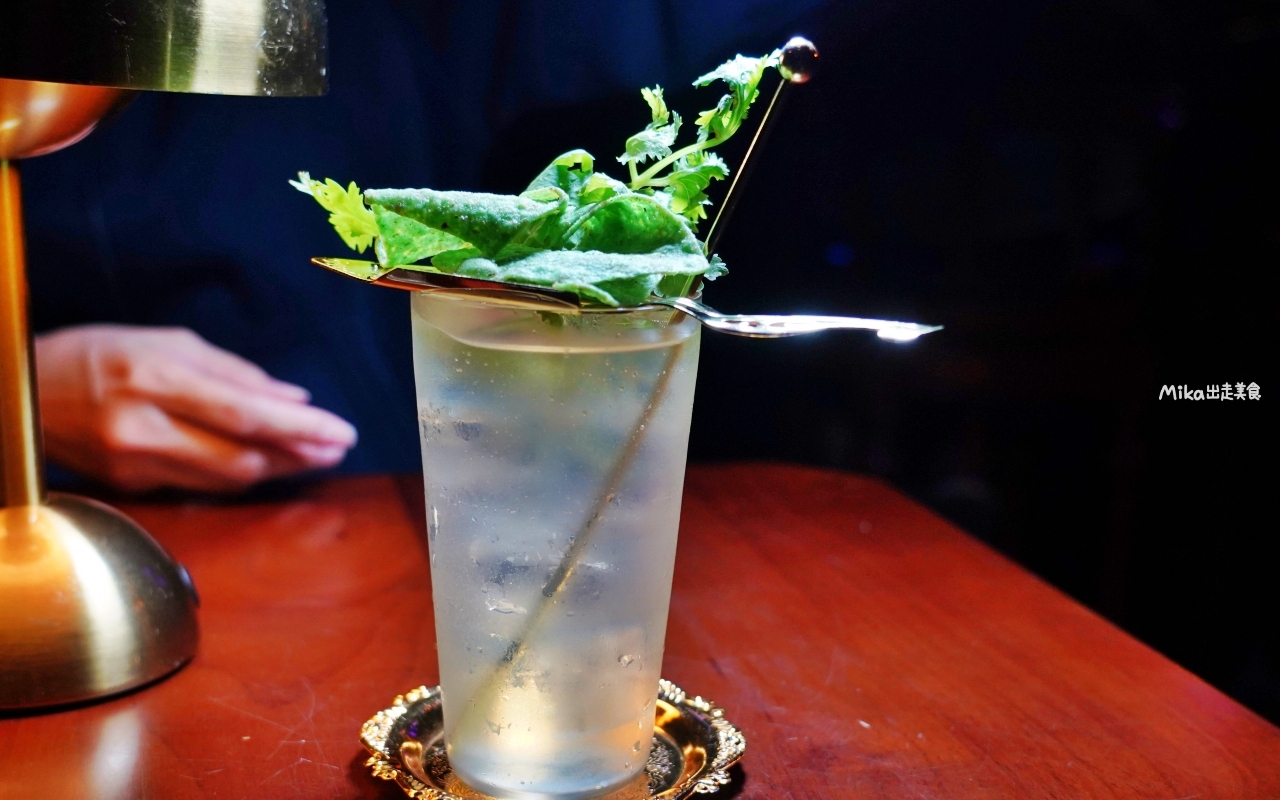 【金門】 金城飯店｜酒吧｜金門威士忌博物館｜金門夜生活推薦 閩式古厝＋英式酒吧風的高粱、威士忌調酒，各種創意搞怪 好喝也好玩。