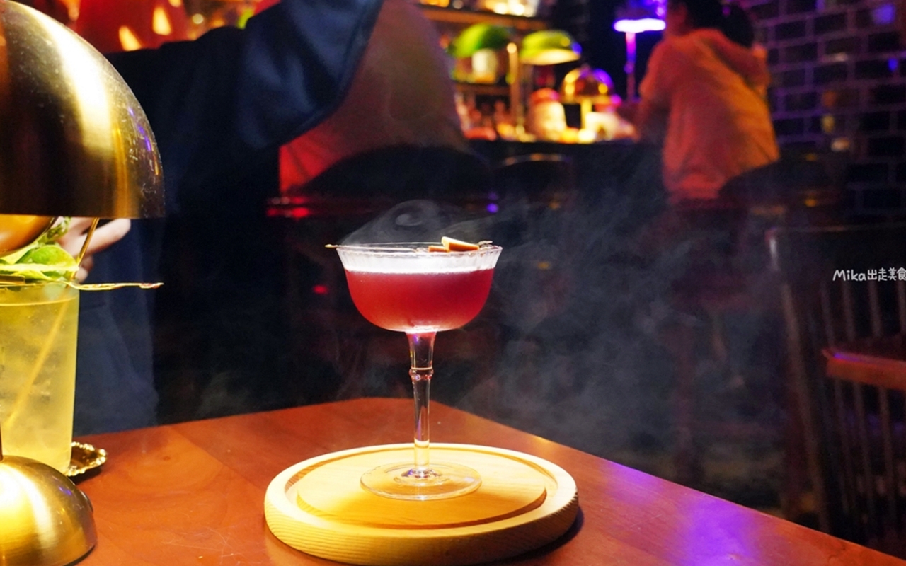 【金門】 金城飯店｜酒吧｜金門威士忌博物館｜金門夜生活推薦 閩式古厝＋英式酒吧風的高粱、威士忌調酒，各種創意搞怪 好喝也好玩。