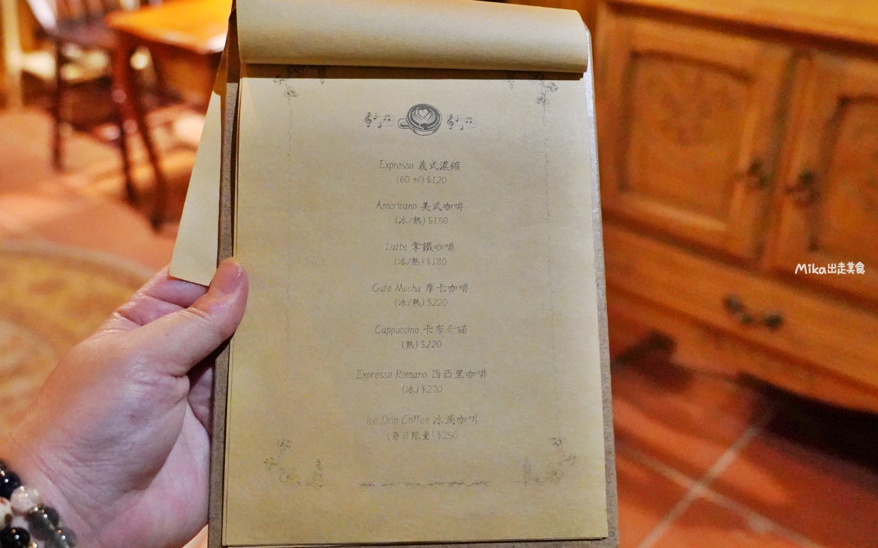 【金門】隱室．微光 咖啡館｜夜間限定 每週只營業三天  隱藏版古厝咖啡館、微醺調酒茶香入味搭配大人味甜點。