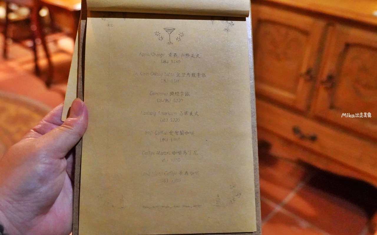 【金門】隱室．微光 咖啡館｜夜間限定 每週只營業三天  隱藏版古厝咖啡館、微醺調酒茶香入味搭配大人味甜點。