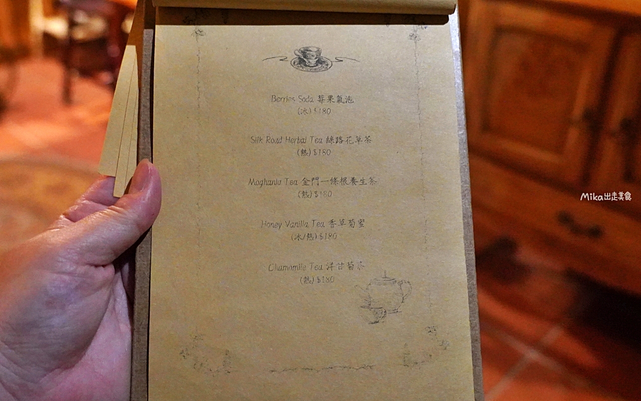 【金門】隱室．微光 咖啡館｜夜間限定 每週只營業三天  隱藏版古厝咖啡館、微醺調酒茶香入味搭配大人味甜點。