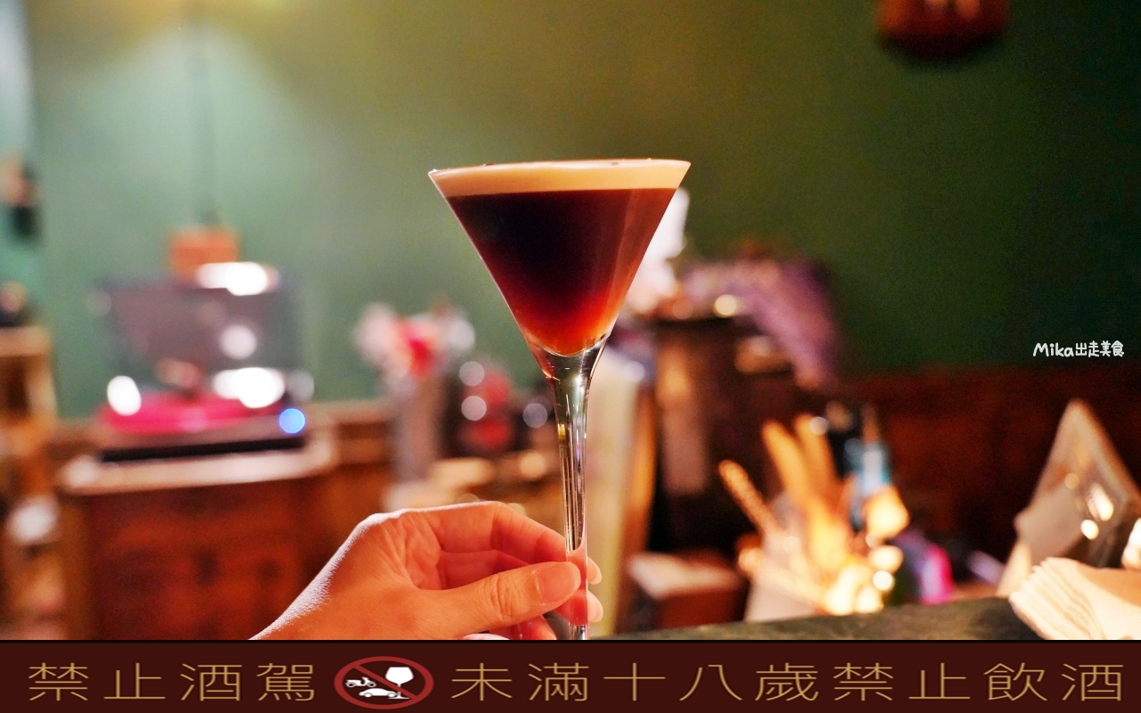 【金門】隱室.微光 咖啡館|夜間限定 每週只營業三天 隱藏版古厝咖啡館、微醺調酒茶香入味搭配大人味甜點。