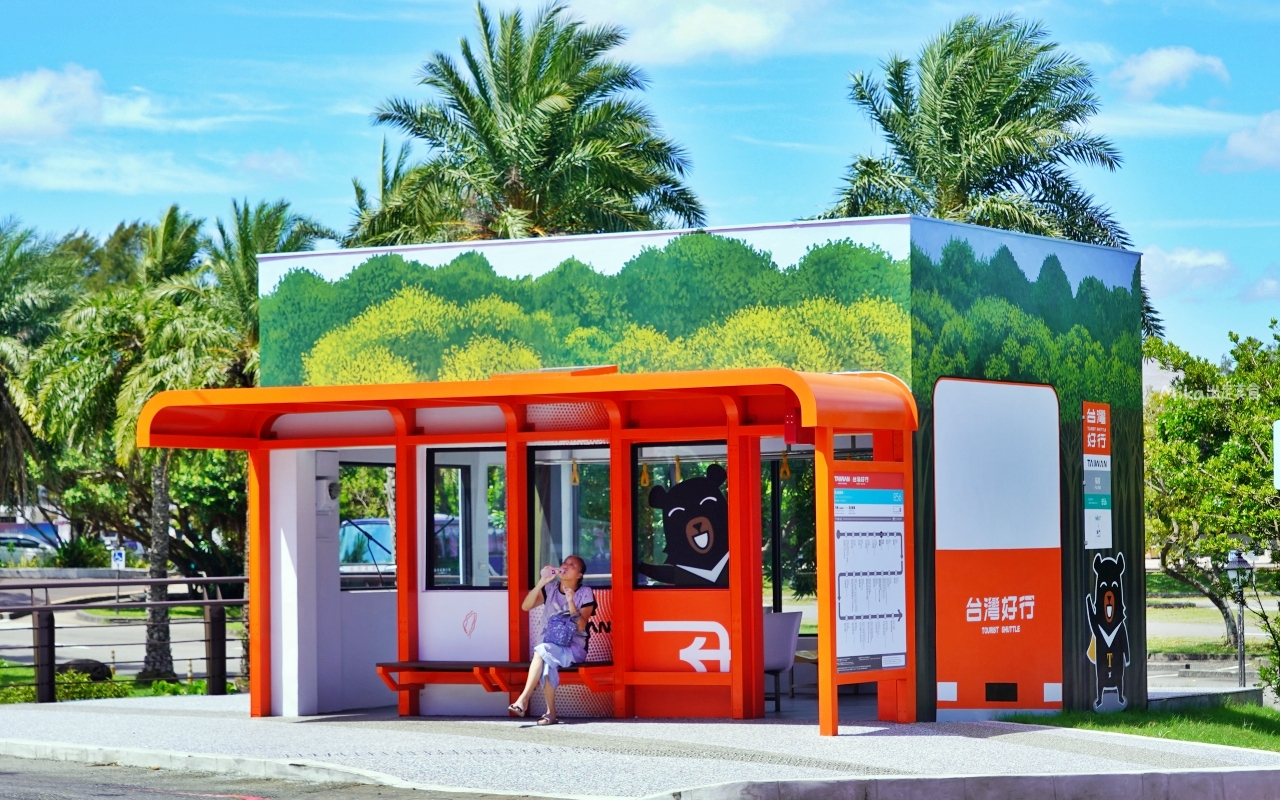 【新北】 台灣好行 – 黃金福隆線｜搭台灣好行 三線串遊東北角，買套票超划算，無限次數搭乘一日券還有特約店家合作優惠，玩遍東北角千元有找。