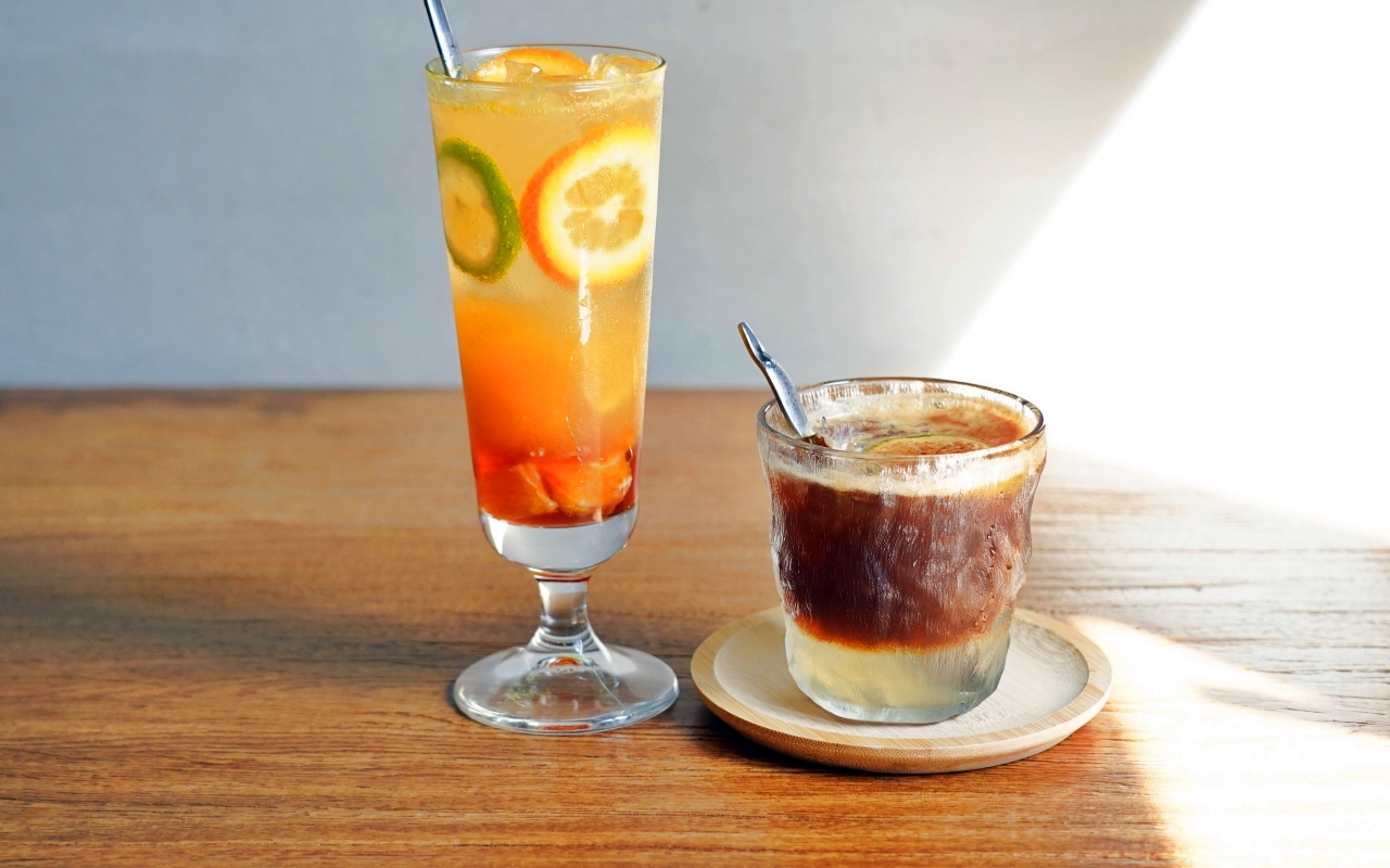 【新北】 貢寮 GUOGANG CAFE 過港仔咖啡｜一家開在貢寮漁村海邊，低調隱密的咖啡廳，提供茶飲/手作甜點還有沖洗室。