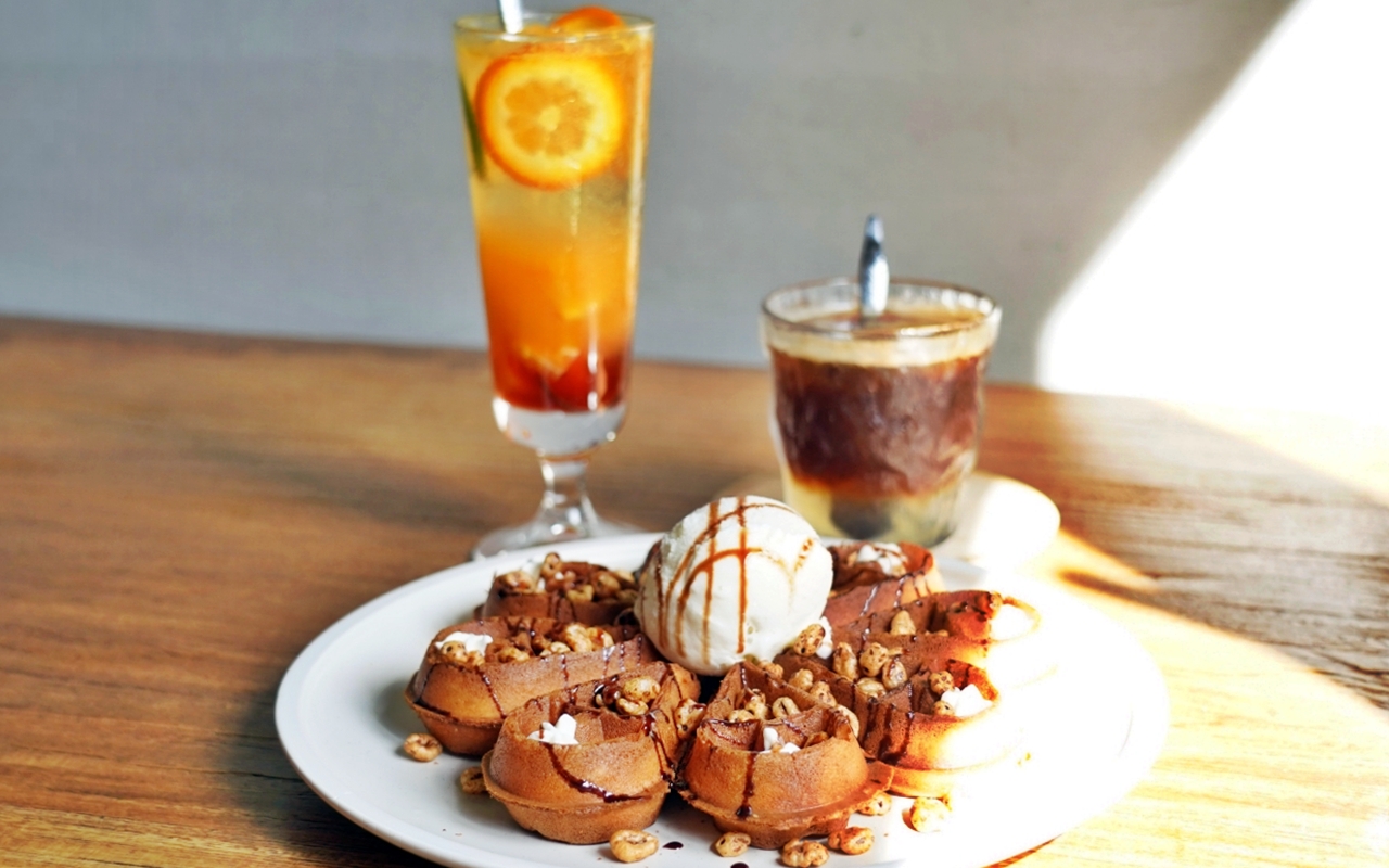 【新北】 貢寮 GUOGANG CAFE 過港仔咖啡｜一家開在貢寮漁村海邊，低調隱密的咖啡廳，提供茶飲/手作甜點還有沖洗室。