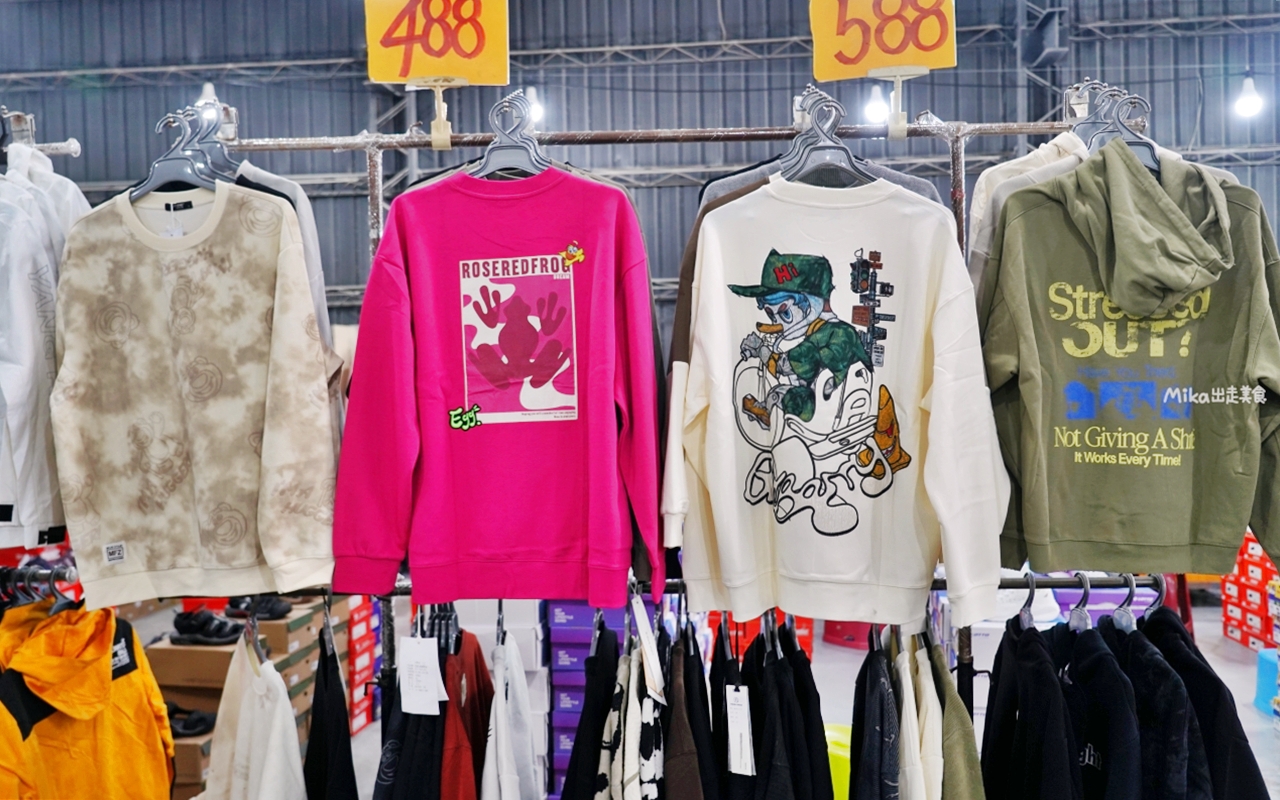 【台南】嘉益 萬件牛仔褲 聯合廠拍｜台南冰涼衣褲 秋冬早鳥價！ 萬件牛仔褲X原廠犀牛X五大品牌運動鞋 聯合特賣中。