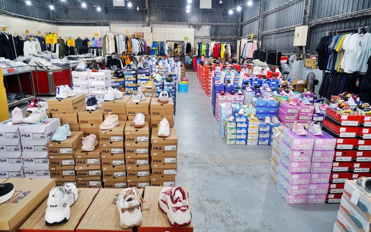 【台南】嘉益 萬件牛仔褲 聯合廠拍｜台南冰涼衣褲 秋冬早鳥價！ 萬件牛仔褲X原廠犀牛X五大品牌運動鞋 聯合特賣中。