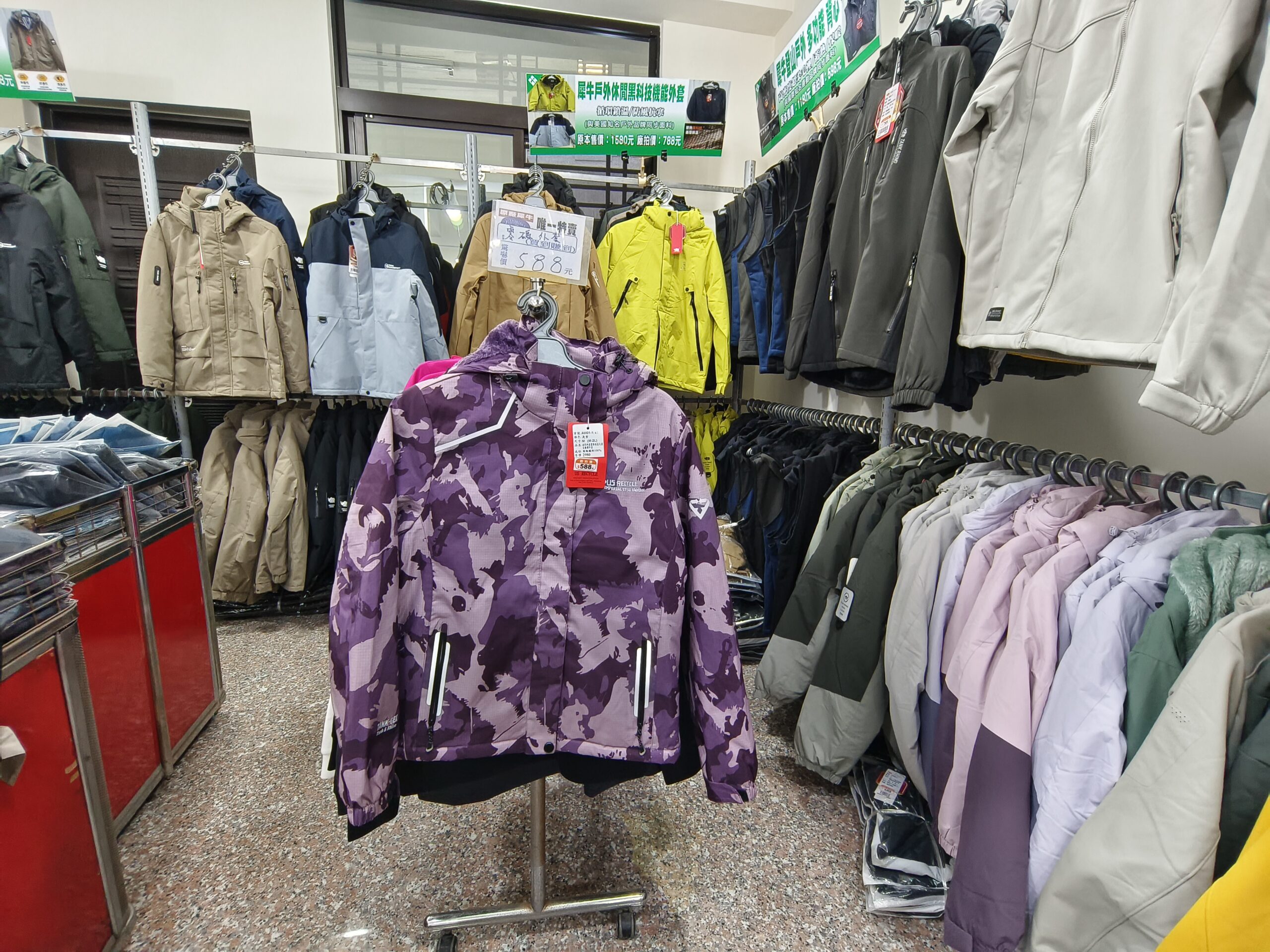 【台南】 金華路 原廠犀牛三代黑科技冰涼衣特賣｜ 全館100元起  春夏秋冬一起出清，長短褲、男女背心 任搭4件990元。