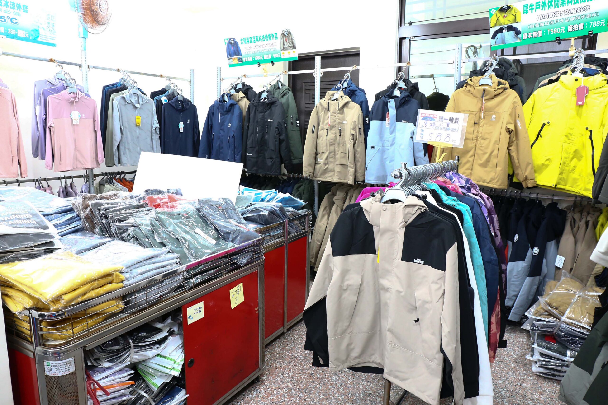 【台南】 金華路 原廠犀牛三代黑科技冰涼衣特賣｜ 全館100元起  春夏秋冬一起出清，長短褲、男女背心 任搭4件990元。