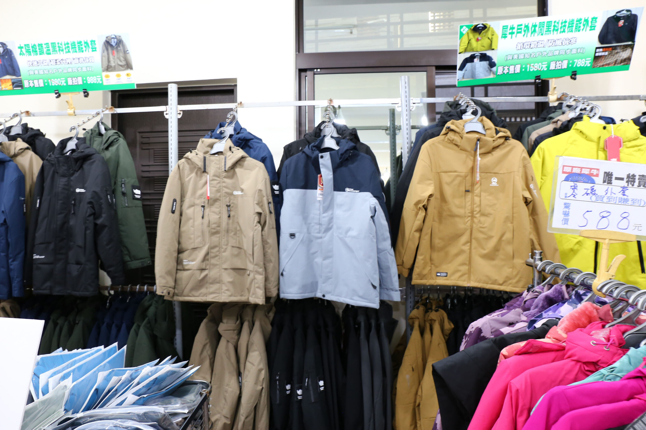 【台南】 金華路 原廠犀牛三代黑科技冰涼衣特賣｜ 全館100元起  春夏秋冬一起出清，長短褲、男女背心 任搭4件990元。