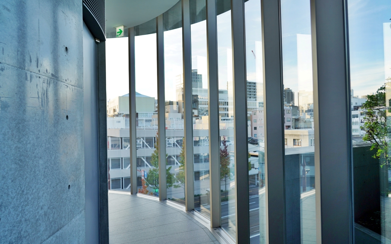 【日本】山陽 岡山信用金庫 內山下分行/廣場｜由世界知名 日本建築師安藤忠雄設計的信用金庫，清水模建築設計 現代簡約時尚 還有專人導覽 免費參觀。