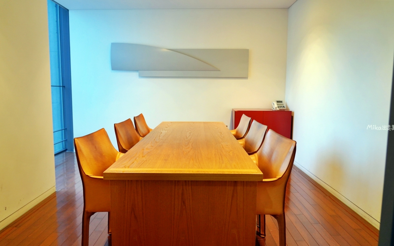 【日本】山陽 岡山信用金庫 內山下分行/廣場｜由世界知名 日本建築師安藤忠雄設計的信用金庫，清水模建築設計 現代簡約時尚 還有專人導覽 免費參觀。