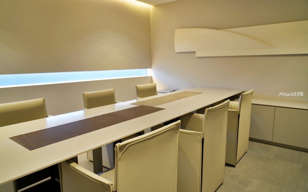 【日本】山陽 岡山信用金庫 內山下分行/廣場｜由世界知名 日本建築師安藤忠雄設計的信用金庫，清水模建築設計 現代簡約時尚 還有專人導覽 免費參觀。