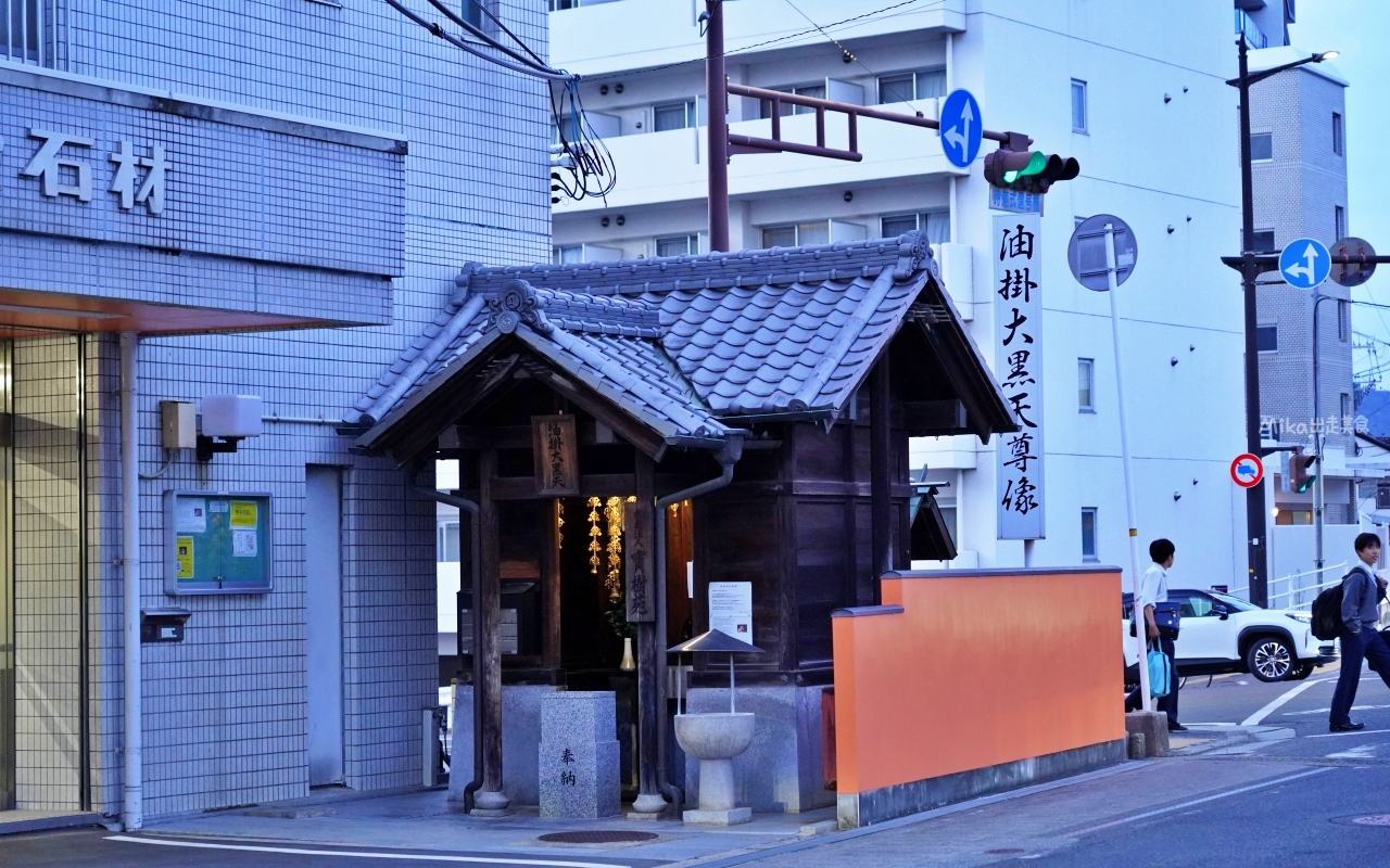 【日本 】山陽 岡山 油掛大黒天神社｜日本少見  富到流油的財神爺，淋油才能祈福的油掛大黑天神社，神社裡充滿濃郁麻油香氣好酷。