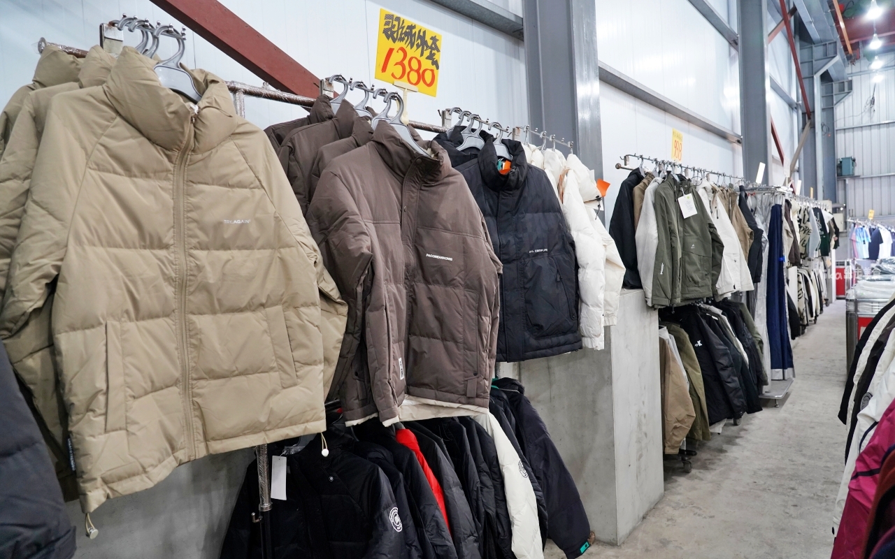 【苗栗】公館 原廠犀牛黑科技機能休閒衣 冬季特賣｜就在苗栗公館 原廠犀牛 機能休閒衣冬季特賣，過季限時特價最低只要50元起，透氣舒適長短褲、長短袖 還有限定組合價 四件990元喔。