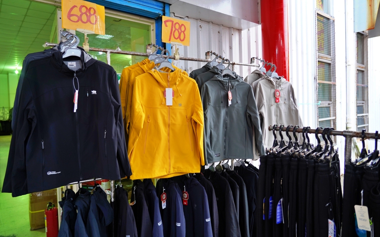 【宜蘭】 羅東 萬件牛仔褲 聯合廠拍｜萬件牛仔褲＋原廠犀牛  冬季服飾限時特價，犀牛長短褲、長短袖還有組合價 四件990元， 即日起宜蘭羅東農會開賣中。