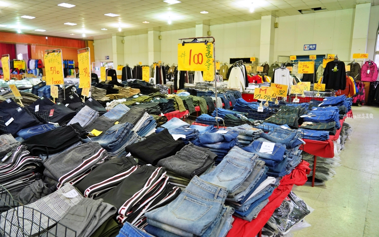 【宜蘭】 羅東 萬件牛仔褲 聯合廠拍｜萬件牛仔褲＋原廠犀牛  冬季服飾限時特價，犀牛長短褲、長短袖還有組合價 四件990元， 即日起宜蘭羅東農會開賣中。