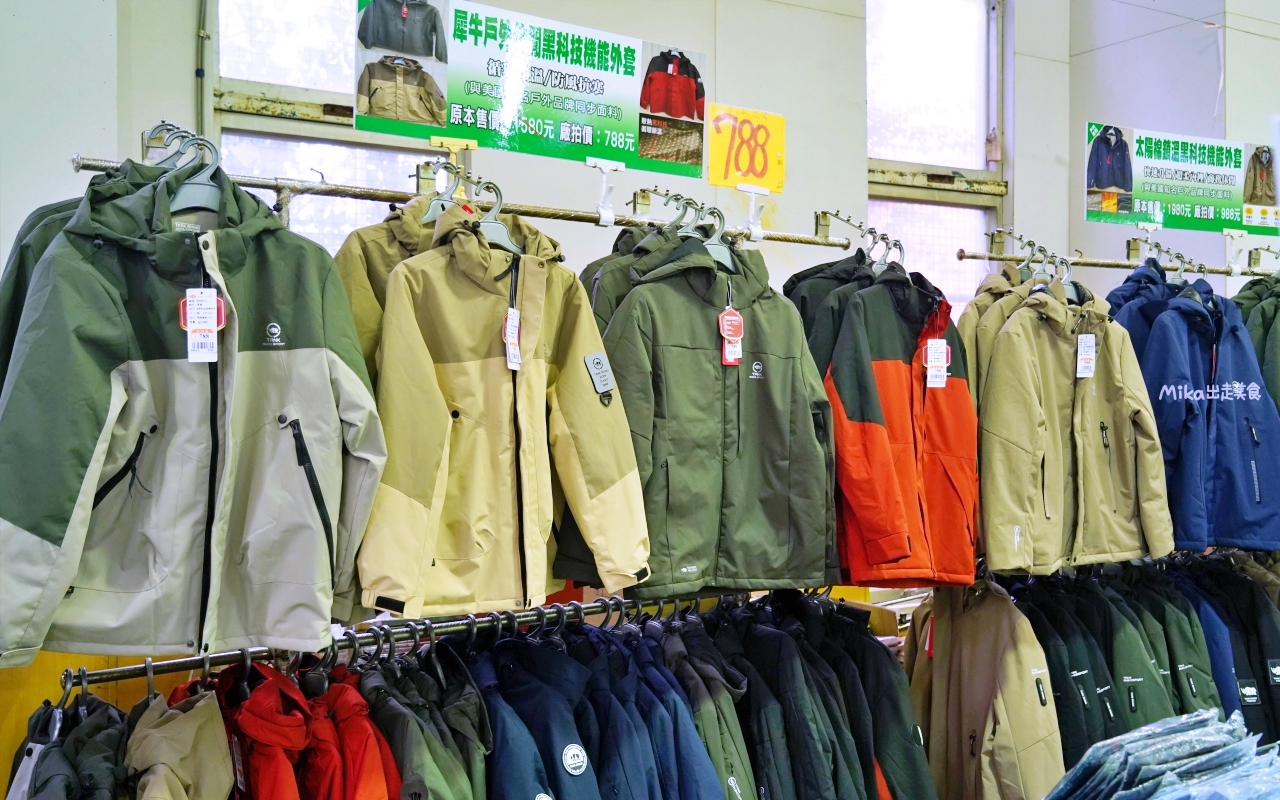 【宜蘭】 羅東 萬件牛仔褲 聯合廠拍｜萬件牛仔褲＋原廠犀牛  冬季服飾限時特價，犀牛長短褲、長短袖還有組合價 四件990元， 即日起宜蘭羅東農會開賣中。