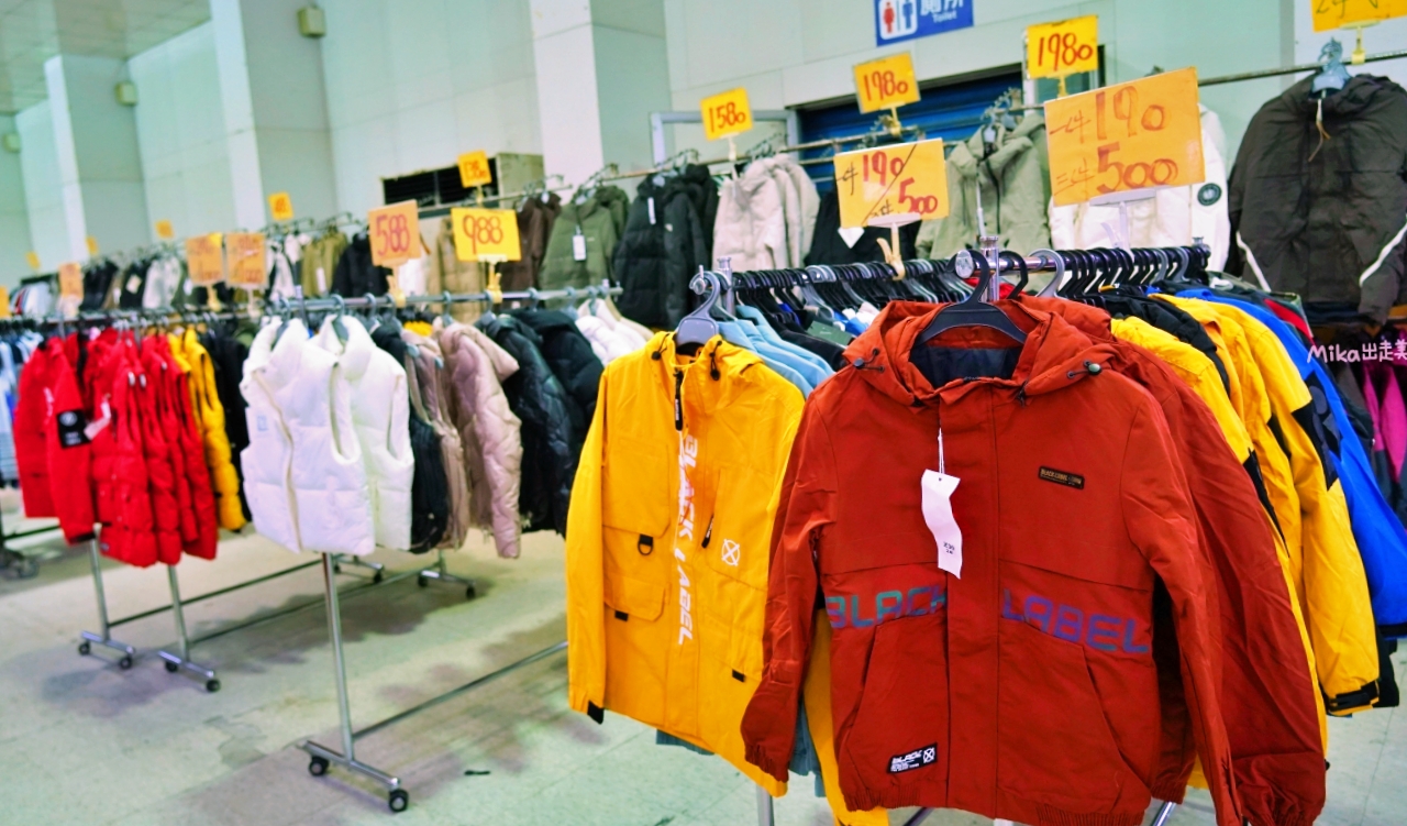 【宜蘭】 羅東 萬件牛仔褲 聯合廠拍｜萬件牛仔褲＋原廠犀牛  冬季服飾限時特價，犀牛長短褲、長短袖還有組合價 四件990元， 即日起宜蘭羅東農會開賣中。