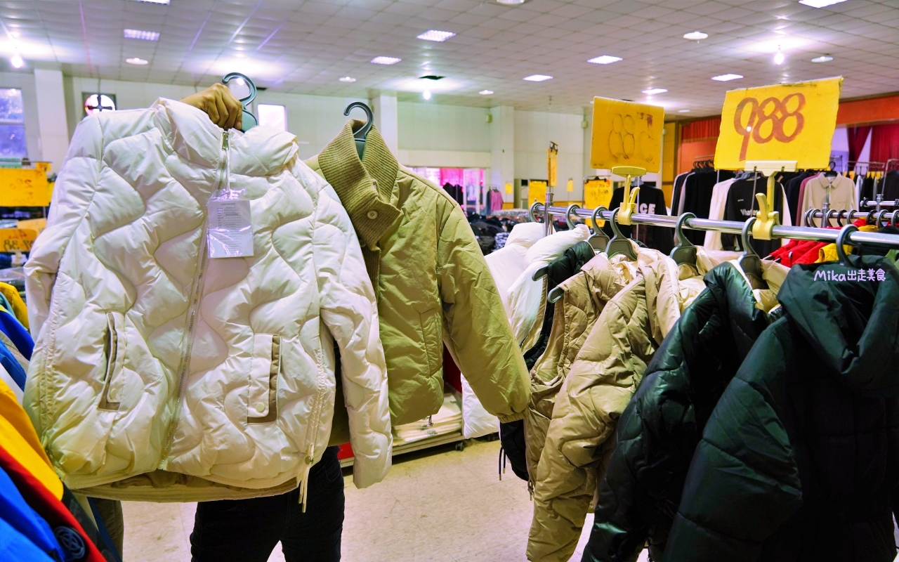 【宜蘭】 羅東 萬件牛仔褲 聯合廠拍｜萬件牛仔褲＋原廠犀牛  冬季服飾限時特價，犀牛長短褲、長短袖還有組合價 四件990元， 即日起宜蘭羅東農會開賣中。