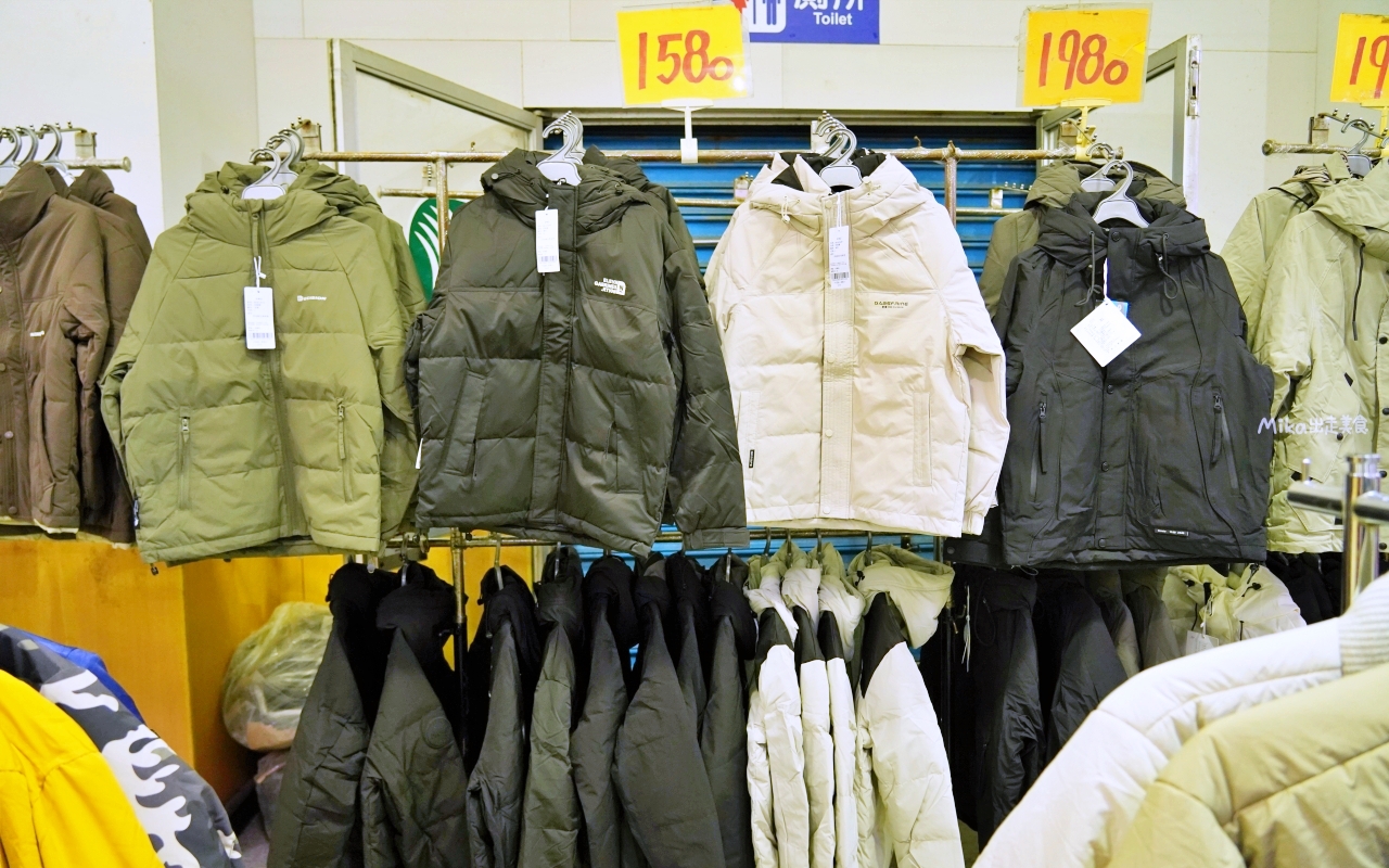 【宜蘭】 羅東 萬件牛仔褲 聯合廠拍｜萬件牛仔褲＋原廠犀牛  冬季服飾限時特價，犀牛長短褲、長短袖還有組合價 四件990元， 即日起宜蘭羅東農會開賣中。