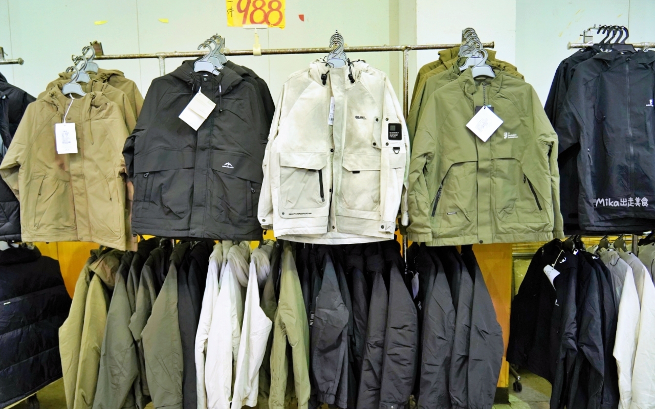 【宜蘭】 羅東 萬件牛仔褲 聯合廠拍｜萬件牛仔褲＋原廠犀牛  冬季服飾限時特價，犀牛長短褲、長短袖還有組合價 四件990元， 即日起宜蘭羅東農會開賣中。