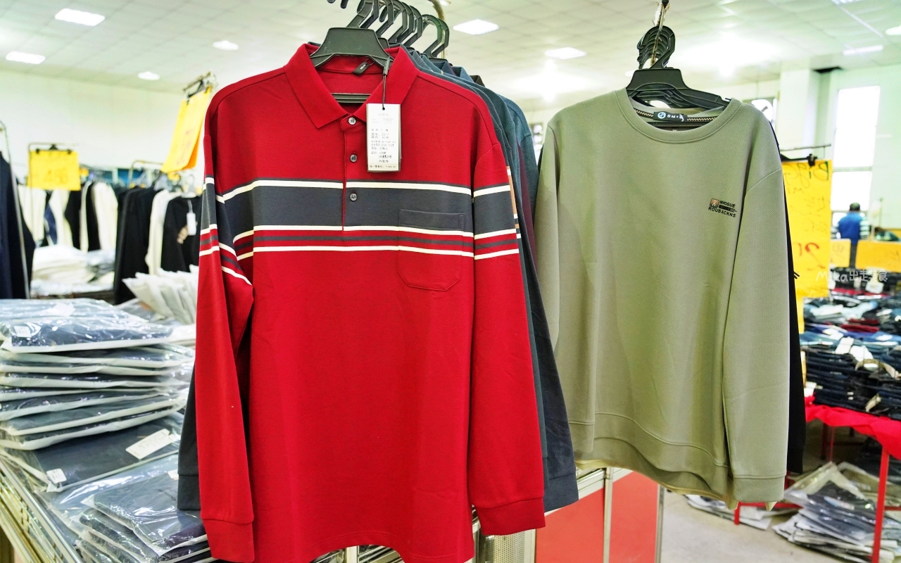 【宜蘭】 羅東 萬件牛仔褲 聯合廠拍｜萬件牛仔褲＋原廠犀牛  冬季服飾限時特價，犀牛長短褲、長短袖還有組合價 四件990元， 即日起宜蘭羅東農會開賣中。