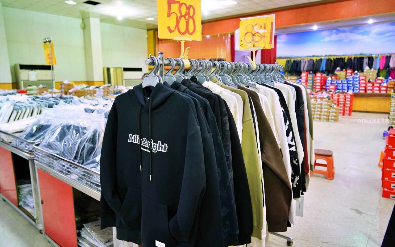 【宜蘭】 羅東 萬件牛仔褲 聯合廠拍｜萬件牛仔褲＋原廠犀牛  冬季服飾限時特價，犀牛長短褲、長短袖還有組合價 四件990元， 即日起宜蘭羅東農會開賣中。