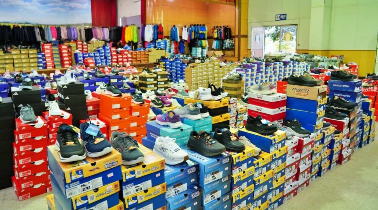 【宜蘭】 羅東 萬件牛仔褲 聯合廠拍｜萬件牛仔褲＋原廠犀牛  冬季服飾限時特價，犀牛長短褲、長短袖還有組合價 四件990元， 即日起宜蘭羅東農會開賣中。