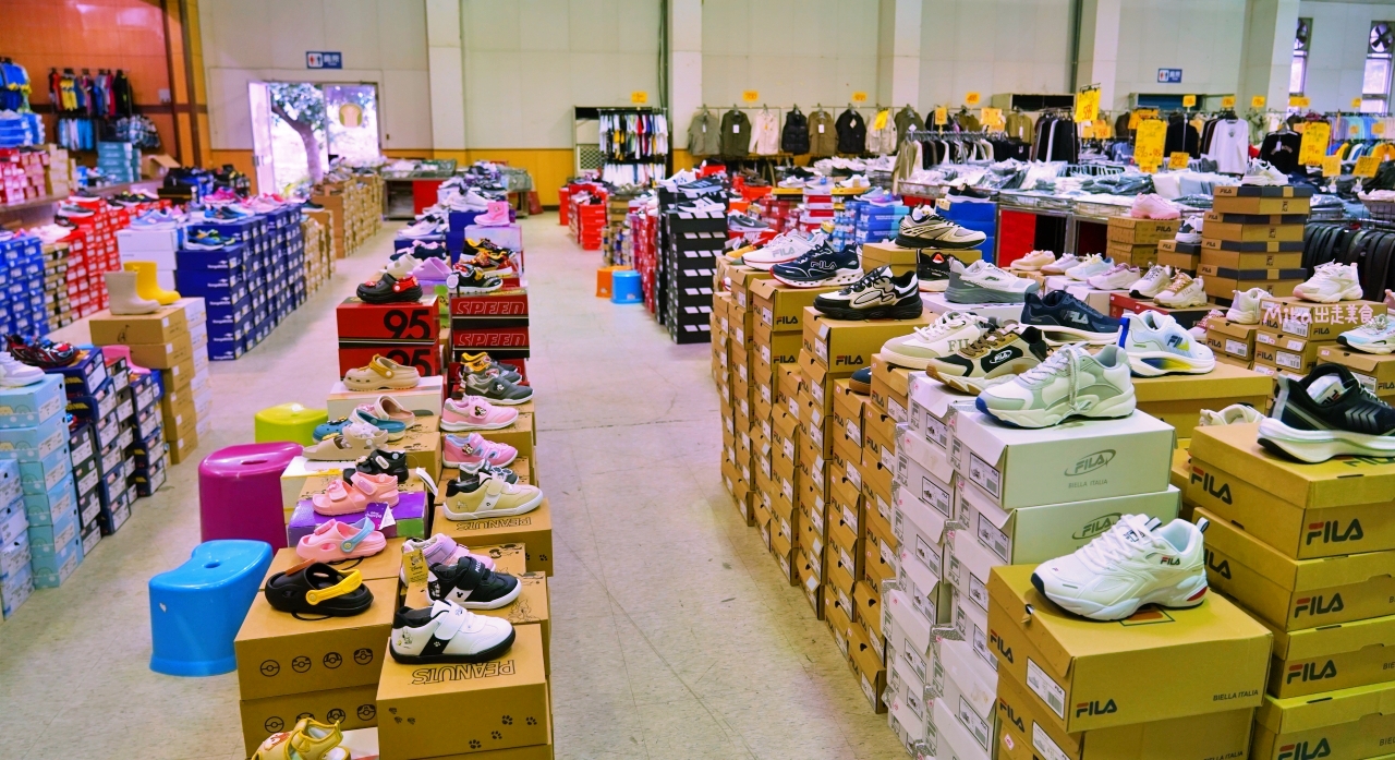 【宜蘭】 羅東 萬件牛仔褲 聯合廠拍｜萬件牛仔褲＋原廠犀牛  冬季服飾限時特價，犀牛長短褲、長短袖還有組合價 四件990元， 即日起宜蘭羅東農會開賣中。