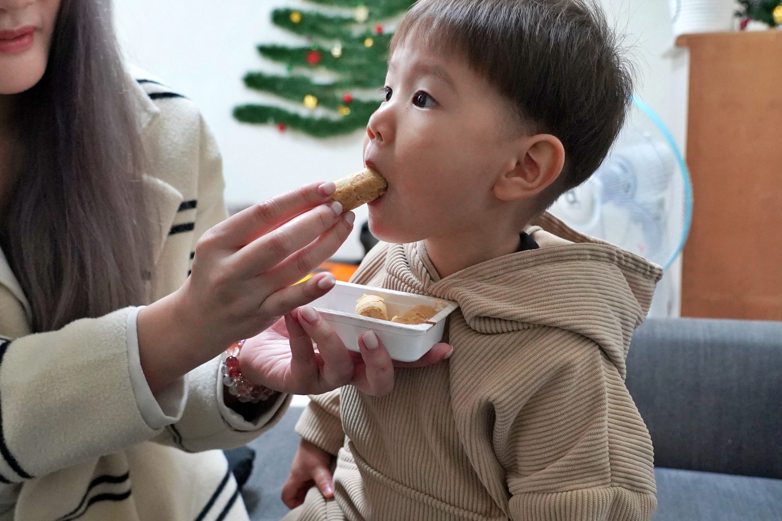 【團購】 實心蛋捲|年節伴手禮 送禮推薦 多種口味 真心實意 蛋捲包覆著濃郁內餡的實心蛋捲,還有高岡屋聯名海苔肉鬆蛋捲必吃。 【團購】 實心蛋捲|年節伴手禮 送禮推薦 多種口味 真心實意 蛋捲包覆著濃郁內餡的實心蛋捲,還有高岡屋聯名海苔肉鬆蛋捲必吃。