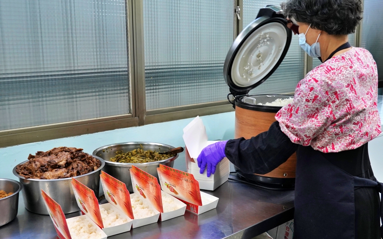 【苗栗】 頭份 圓光排肉餐盒｜在地超人氣 陪伴頭份人的66年客運站便當，只賣一種口味一賣就一甲子，正老店吃這家。