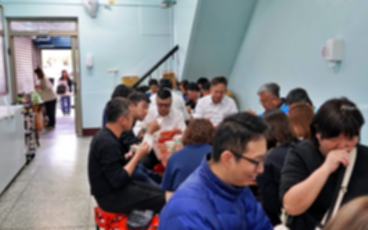 【苗栗】 頭份 圓光排肉餐盒｜在地超人氣 陪伴頭份人的66年客運站便當，只賣一種口味一賣就一甲子，正老店吃這家。