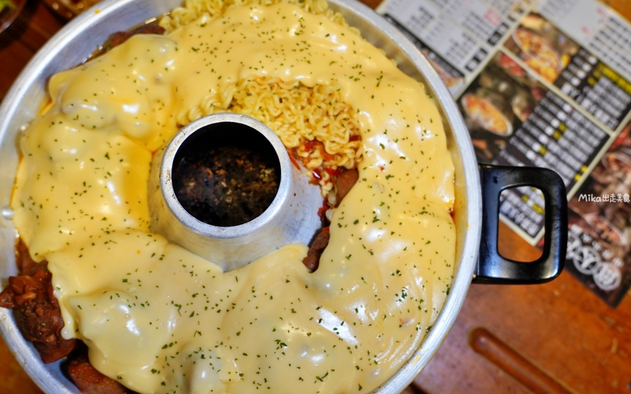 【桃園】薑太宮 市井小火鍋 桃園楊梅店｜平價小火鍋就能吃到起司瀑布流火鍋雞，1鍋2吃很超值，先吃炒雞，再吃火鍋，還有滿滿的起司任你吃。