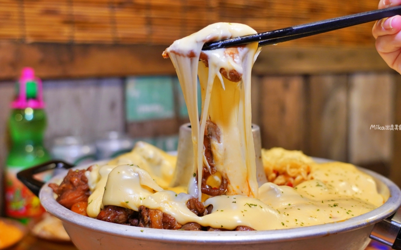 【桃園】薑太宮 市井小火鍋 桃園楊梅店｜平價小火鍋就能吃到起司瀑布流火鍋雞，1鍋2吃很超值，先吃炒雞，再吃火鍋，還有滿滿的起司任你吃。