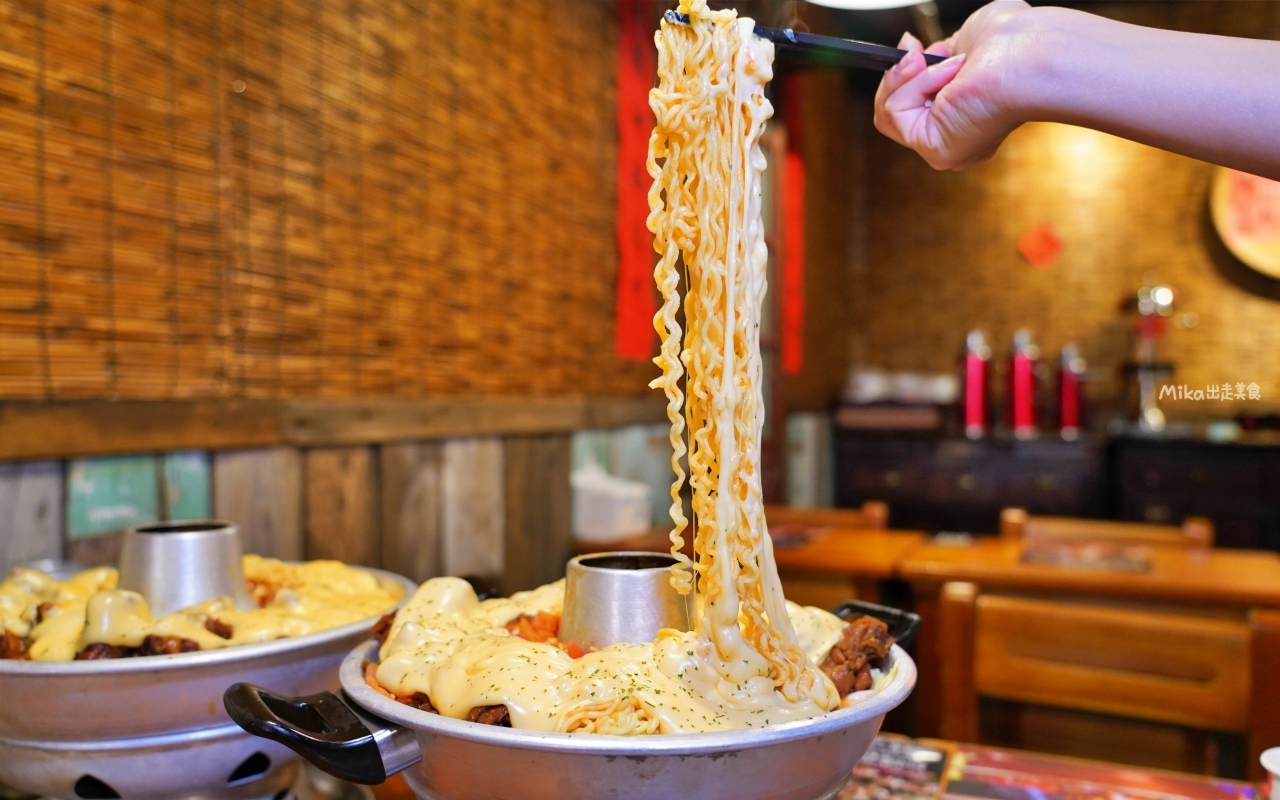 【桃園】薑太宮 市井小火鍋 桃園楊梅店｜平價小火鍋就能吃到起司瀑布流火鍋雞，1鍋2吃很超值，先吃炒雞，再吃火鍋，還有滿滿的起司任你吃。