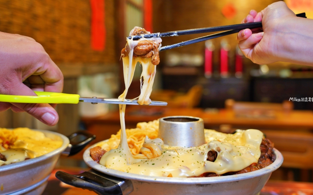 【桃園】薑太宮 市井小火鍋 桃園楊梅店｜平價小火鍋就能吃到起司瀑布流火鍋雞，1鍋2吃很超值，先吃炒雞，再吃火鍋，還有滿滿的起司任你吃。