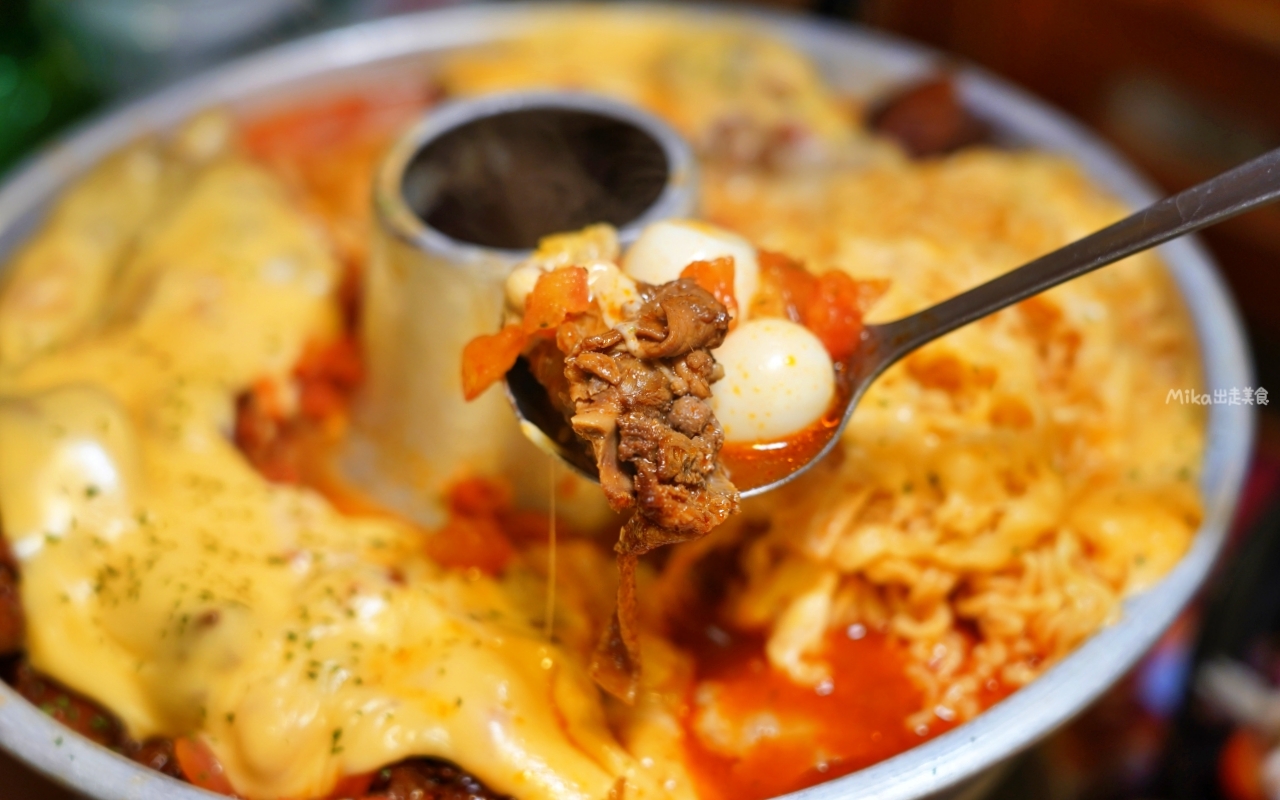 【桃園】薑太宮 市井小火鍋 桃園楊梅店｜平價小火鍋就能吃到起司瀑布流火鍋雞，1鍋2吃很超值，先吃炒雞，再吃火鍋，還有滿滿的起司任你吃。