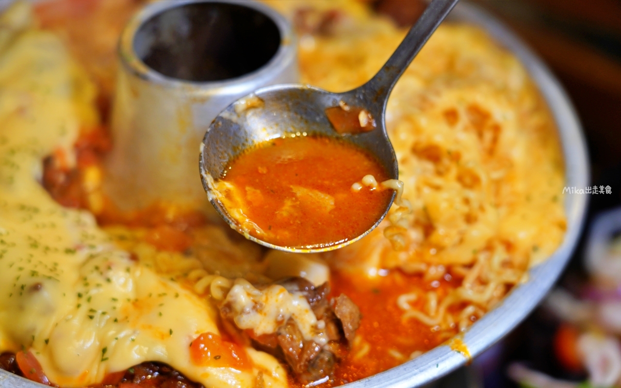 【桃園】薑太宮 市井小火鍋 桃園楊梅店｜平價小火鍋就能吃到起司瀑布流火鍋雞，1鍋2吃很超值，先吃炒雞，再吃火鍋，還有滿滿的起司任你吃。