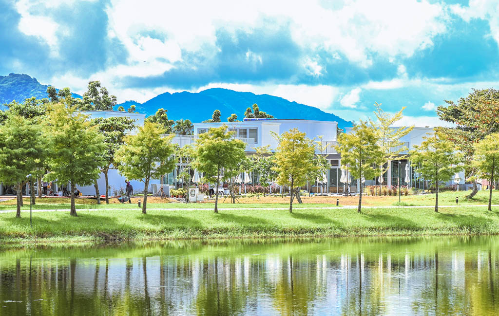 【花蓮】 理想PAARK水岸生活｜花蓮最新景點 公路旁全台最美星巴克、7-11在這裡！還有落羽松祕境遊湖、湖光水岸旁的音樂市集，湖光有景，水岸有聲。