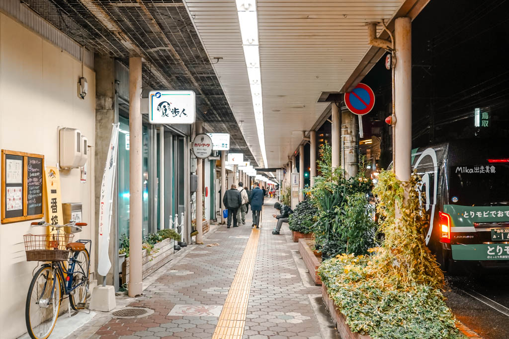 【日本】鳥取市 牛骨ごっつおらーめん 鳥取店|鳥取必吃牛骨拉麵,每日限量供應100碗!亀梨和也 吃過的人氣名店。 【日本】鳥取市 牛骨ごっつおらーめん 鳥取店|鳥取必吃牛骨拉麵,每日限量供應100碗!亀梨和也 吃過的人氣名店。